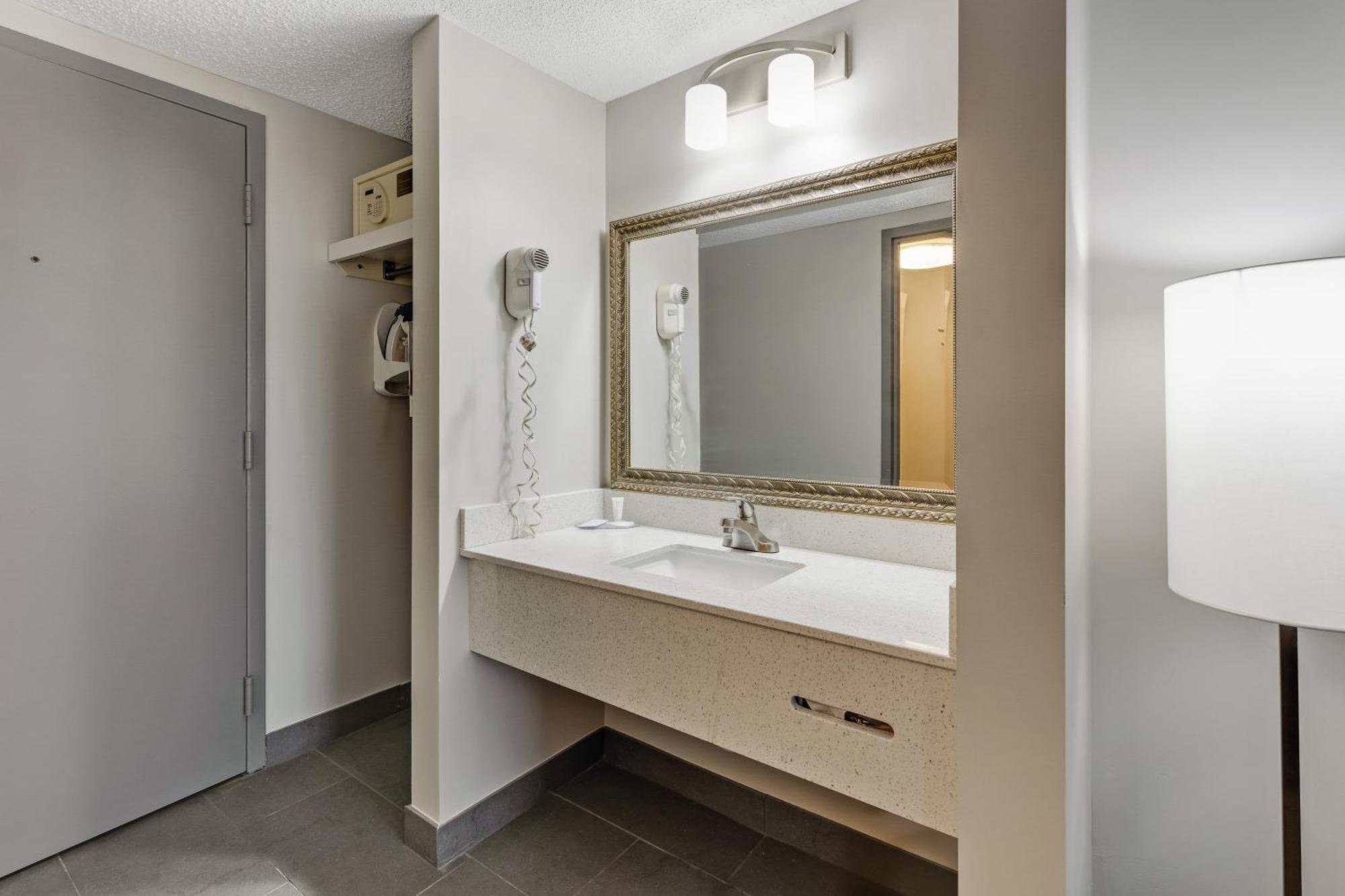Отель Clarion Pointe Near Erie Casino Kearsarge Экстерьер фото